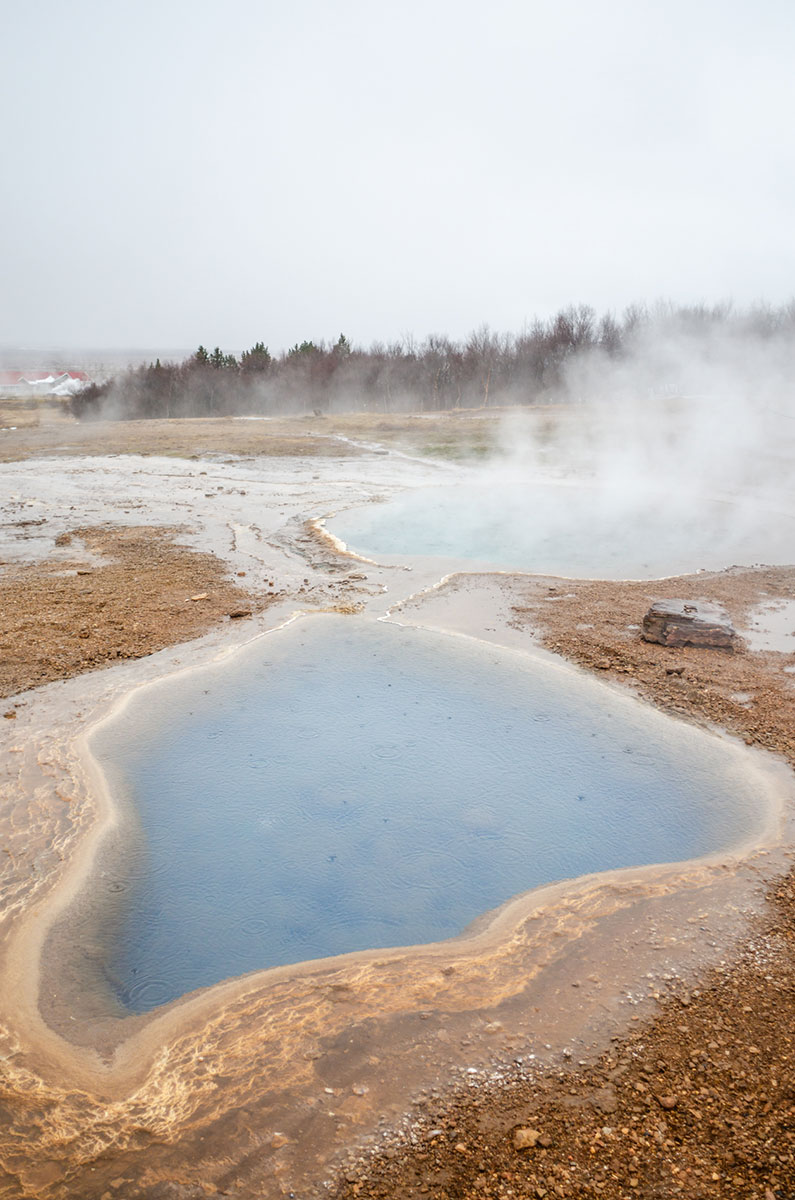 L'œil bleu dans le champ géothermique de Geysir