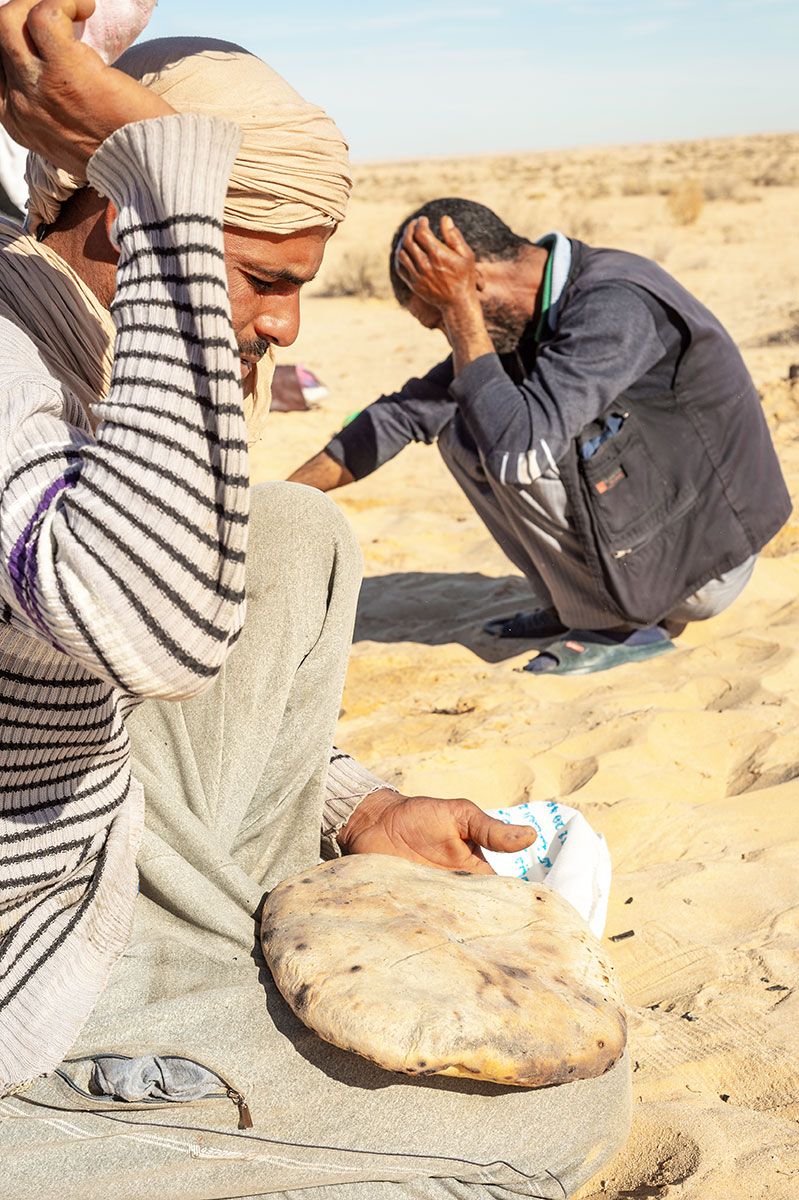 Galette traditionnelle cuite sous le sable du Sahara