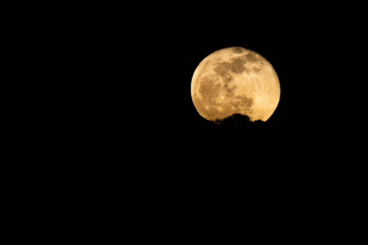 Lune dans le Sahara